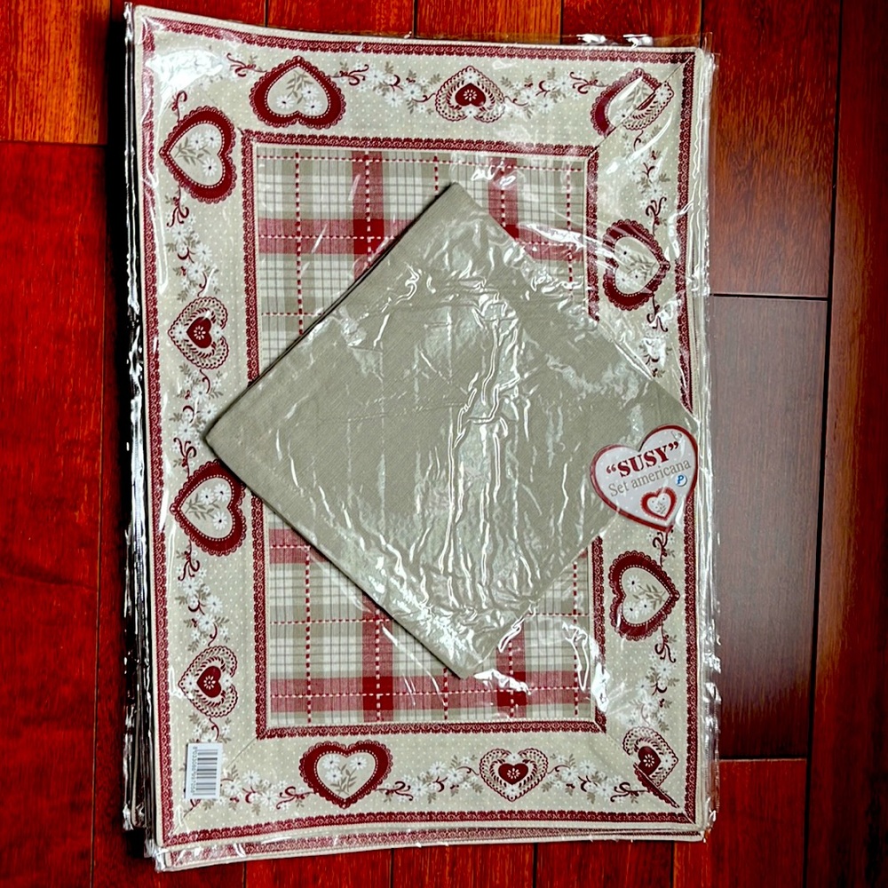 4 placemats with napkins